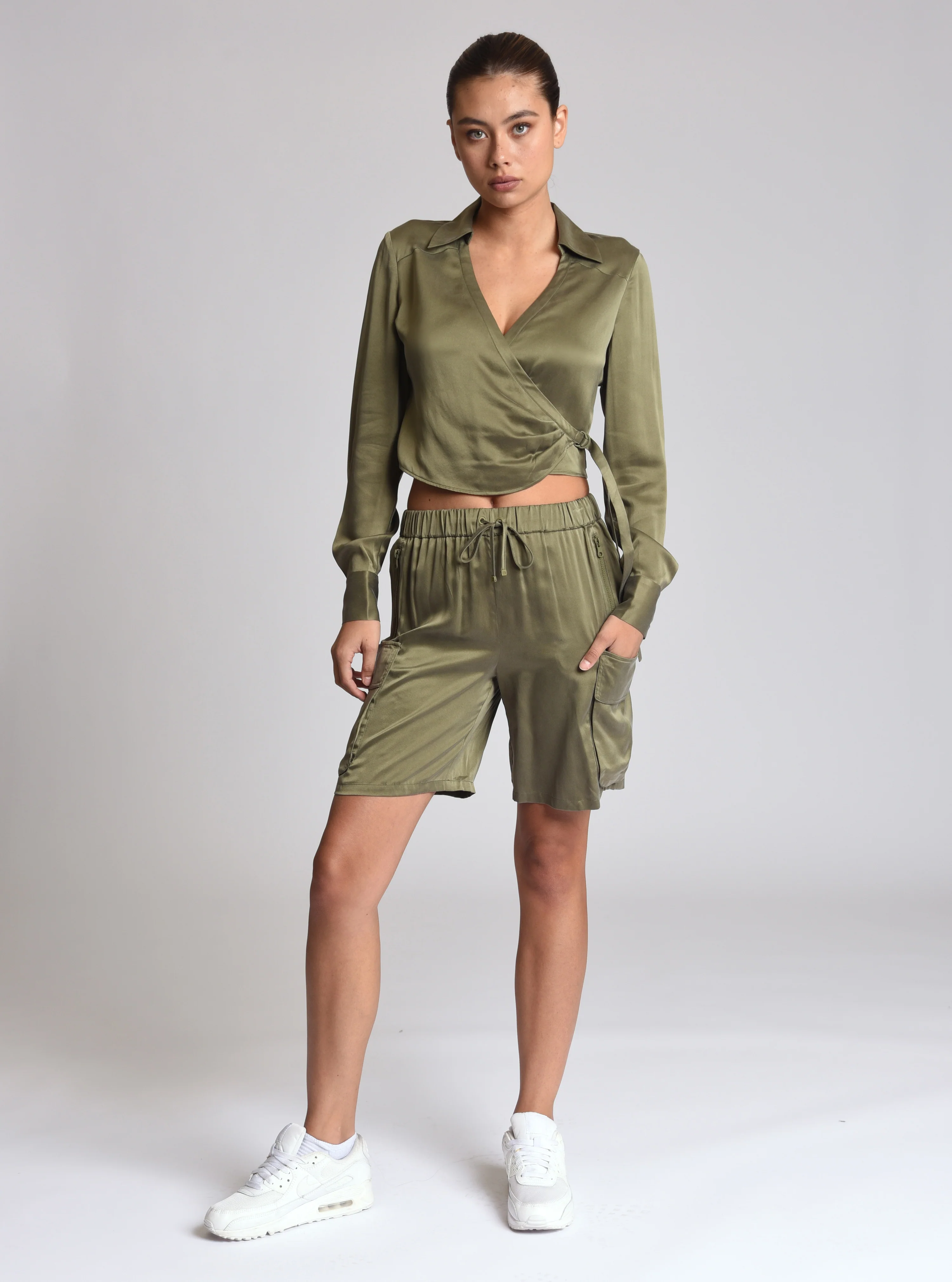 Chelsea Silk Bermuda Cargo Short - Image 3