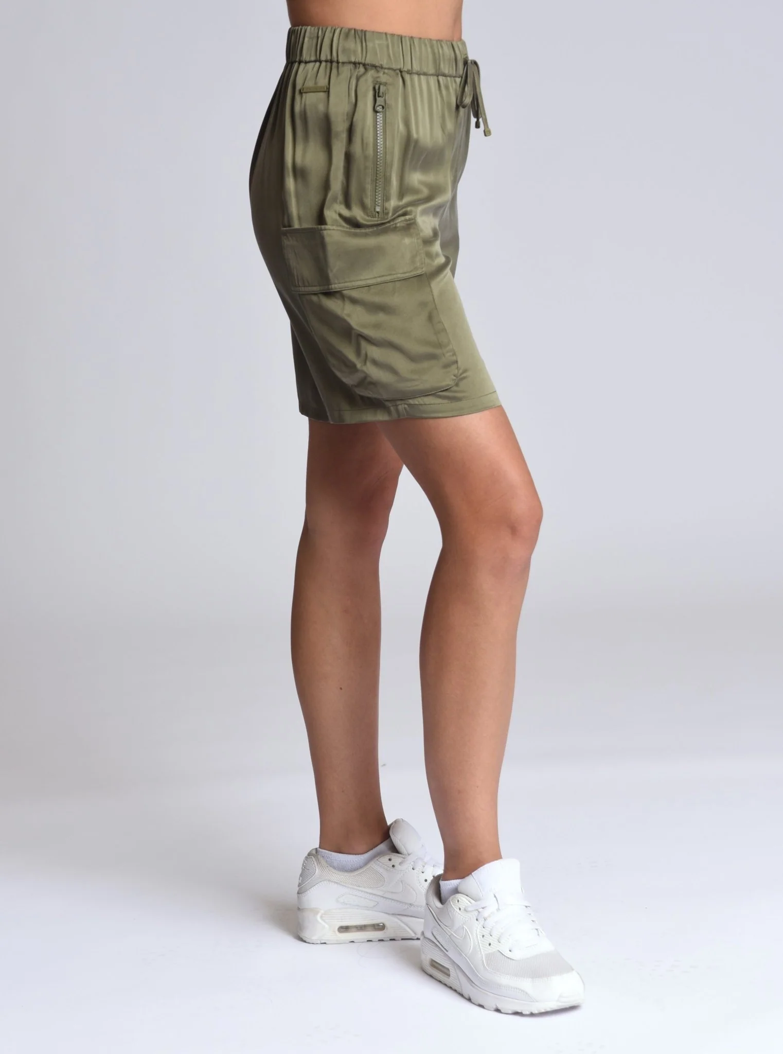 Chelsea Silk Bermuda Cargo Short - Image 4