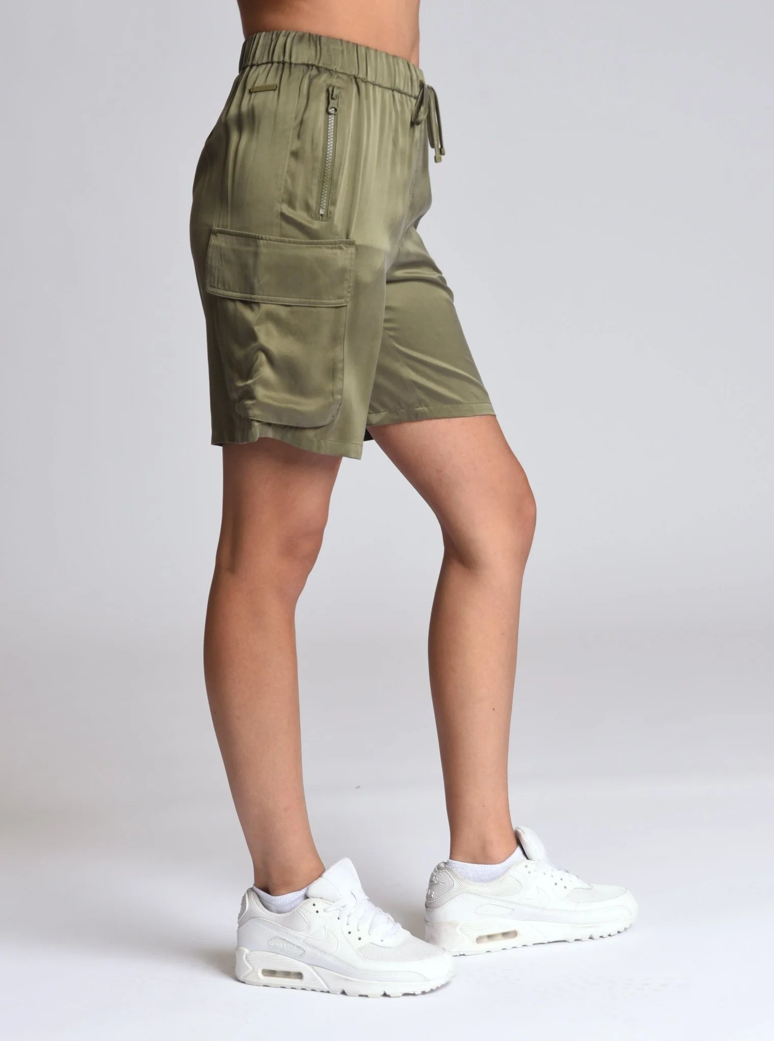 Chelsea Silk Bermuda Cargo Short - Image 6