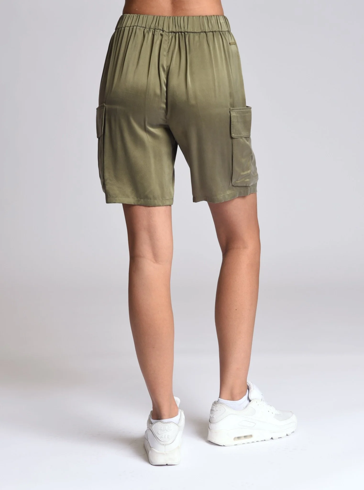 Chelsea Silk Bermuda Cargo Short - Image 7